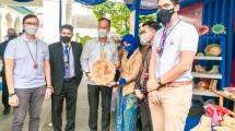 Menteri Perindustrian Agus Gumiwang Kartasasmita bersama Walikota Solo Gibran Rakabuming Raka (kedua dari kanan) berfoto bersama salah satu produk UMKM di Solo