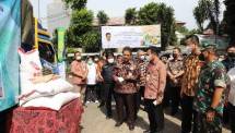 Menteri Pertanian Syahrul Yasin Limpo bersama Dirjen Tanaman Pangan Suwandi mengecek kedelai 