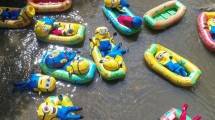 Minion Rafting di Sungai Daerah Lian Yuan, Hunan, Cina (Foto:digitalspy)