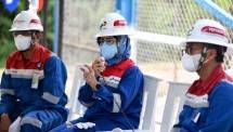 Kunjungi Stasiun Pengumpul Bangadua PEP, Dirkeu Pertamina Semangati Pekerja dan Bantu Panti Asuhan