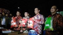Satgas Pangan menggerebek gudang beras PT Indo Beras Unggul di Jalan Rengasbandung KM 60, Kelurahan Karangsambung, Kecamatan Kedungwaringin, Kabupaten Bekasi, Kamis (20/7/2017) sekitar pukul 21.00 WIB. (Foto: Rizki Wartakota)