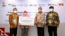 Sekretaris Perusahaan IFG, Beko Setiawan didampingi Deputi Direktur BPJS Ketenagakerjaan Wilayah DKI Jakarta, Eko Nugrianto dan Kepala Divisi Pengumpulan CSR BAZNAS Republik Indonesia, Budi Setyawan serahkan Santunan Jaminan Kematian (JKM) kepada Ahli Waris dari Pekerja Rentan yang mendapat Perlindungan BPJS Ketenagakerjaan dari Program TJSL IFG.