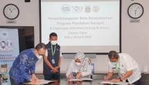 (kiri-kanan) Corporate Affairs Director FFI Andrew F. Saputro, Wakil Camat Pasar Rebo Santoso, Lurah Gedong Nunung Siti Cholimah, Kasudin Lingkungan Hidup Kota Administrasi Jakarta Timur Wahyudi Rudiyanto saat sesi penandatanganan nota kesepahaman program pemilahan sampah di wilayah Gedong & Ciracas,