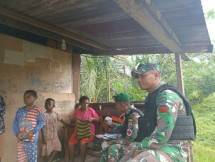 Satgas Yonif 126 KC Berikan Pelayanan Kesehatan Door To Door Tingkatkan Kesehatan Masyarakat