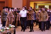 Menko Marves Luhut Binsar Pandjaitan, Seskab Pramono Anung, dan sejumlah pejabat lainnya mendampingi Presiden Jokowi pada Evaluasi Aksi Afirmasi Peningkatan Pembelian dan Pemanfaatan Produk Dalam Negeri dalam rangka Gerakan Nasional Bangga Buatan Indonesia, JCC, Senayan, Jakarta, Selasa (24/05/2022). (Foto: Humas Setkab/Agung) 