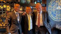 Menteri Investasi/Kepala BKPM Bahlil Lahadalia bersama Anindya Bakrie saat berfoto bersama Menteri Investasi Inggris Lord Grimstone