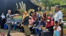 Pegadaian Berikan Beasiswa Kepada Anak-anak Pengurus Bank Sampah Binaan