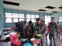 Satgas Yonif 126 Kala Cakti Ajak Warga Perbatasan Makan Bersama