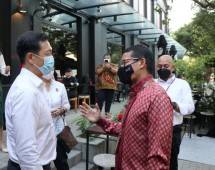Menteri Pariwisata dan Ekonomi Kreatif Sandiaga Salahuddin Uno berbincang dengan Menteri Kesehatan Singapura Ong Ye Kung tentang kondisi penanganan pandemi COVID-19 di Tanamera Coffee, Singapura, Rabu (1/6/2022). (Dok: Kemenparekraf)