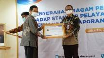 Staf Ahli Menteri Bidang Iklim Usaha dan Investasi Andi Rizaldi yang mewakili Menteri Perindustrian menerima Predikat Kepatuhan dari Ombudsman RI