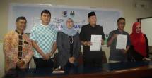 Joko Dewo Pembina Yayasan Panti Asuhan Sahabat Gomil Peduli Yatim, Dr Bryan Pengacara DPP Parfi, Ayu BN, Soultan Saladin DPP Parfi, Samsul Rizal Ketua Yayasan Panti Asuhan Sahabat Gomil Peduli Yatim dan Nurani Foto FORWAN) 