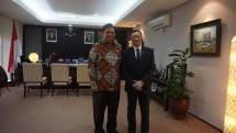 Menteri Perindustrian, Airlangga Hartarto bersama CEO Blackberry Canada, John Chen 