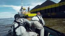 KN Kuda Laut 403 Bakamla RI Bantu Kapal Tongkang Kandas