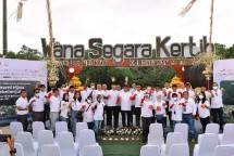 BSI Bersama Industri Jasa Keuangan dan OJK Tanam 20.000 Pohon Bakau di Pesisir Pantai Bali