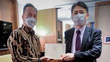 Menteri Perindustrian Agus Gumiwang Kartasasmita berfoto bersama CEO AGC Inc. Mr. Yoshinori Hirai usai melakukan pertemuan di Tokyo