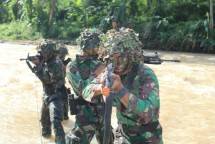Petarung Brigif 1 Marinir Laksanakan Operasi Penyeberangan Sungai