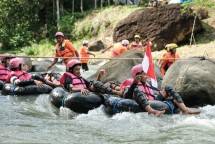 Wisata River Tubing di Desa Wisata Pandean, Trenggalek, Jawa Timur (Foto: Kemenparekraf)