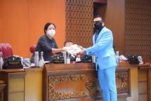 Ketua DPR RI Dr. (H.C) Puan Maharani saat menerima laporan dari Ketua Komisi II Ahamd Doli Kurnia. Foto: Jaka/ rni 