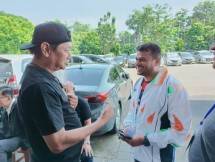 caption: Prof Hermawan Sulistyo, patron Dojo Renzo menyambut M. Midhum dari India.