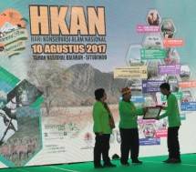Koordinator Konservasi Alam TWNC Ardi Bayu menerima penghargaan yang diserahkan oleh Menko Perekonomian Darmin Nasution-Menteri KLHK Siti Nurbaya di Situbondo, Kamis (10/8/2017). (Foto Rizki Meirino)
