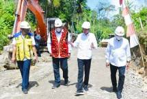 Presiden Jokowi Tinjau Proyek Peningkatan Struktur Jalan di Pulau Nias 