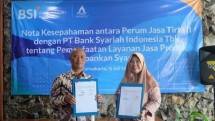 Direktur Retail Banking BSI Ngatari (kiri) bersama Direktur Keuangan dan SDM dan Manajemen Risiko Perum Jasa Tirta II, Indriyani Widyasturi (kanan) saat penandatanganan nota kesepahaman antara Perum Jasa Tirta II dengan PT Bank Syariah Indonesia Tbk tentang pemanfaatan layanan jasa produk perbankan syariah di Wisata Istora Jatiluhur, Purwakarta. 