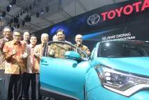 Menteri Perindustrian, Airlangga Hartarto bersama Dirjen ILMATE Kemenperin, I Gusti Putu Suryawirawan dan Ketua Umum Gaikindo, Yohannes Nagoi saat berfoto di salah satu Booth dalam pameran otomotif GIIAS 2017