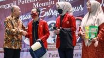 MenKopUKM Teten Masduki saat memberikan pembekalan KKM di Universitas Muhammadiyah Cirebon