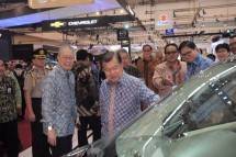 Wapres Jusuf Kalla kunjungi booth Suzuki di Pameran GAIKINDO 2017 (Foto dok. Industry.co.id) 