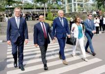 Top, Makin Mendunia! Gubernur Anies Ajak Duta Besar Uni Eropa dan Bos EIB Jajal Catwalk di Citayem Fashion Week 