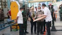 Plt. Direktur Jenderal Industri Kimia, Farmasi dan Tekstil (IKFT) Kementerian Perindustrian, Ignatius Warsito di parbrik PT Arwana Citramulia Tbk, Mojokerto, Jawa Timur 