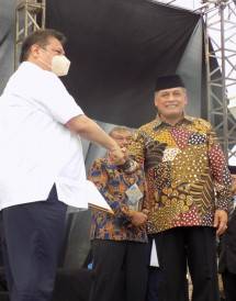 Menteri Koordinator Perekonomian RI Airlangga Hartarto menerima proposal resmi Dewan Koperasi Indonesia yang diserahkan Ketua Umum Dekopin Nurdin Halid berisi pengajuan 5 Juli sebagai Hari Ekonomi Pancasila dalam acara puncak Hari Koperasi Nasional ke-75 di Kabupaten Kendal, Jawa Tengah, Sabtu (23/7/2022). 