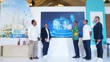 Direktur Sales & Distribution PT Bank Syariah Indonesia Tbk (BSI) Anton Sukarna (dua dari kiri), Staf Ahli Departmen Manajemen Strategis & Tata kelola Bank Indonesia Hari Sugeng Raharjo (kiri), Walikota Administrasi Jakarta Selatan Munjirin (tiga dari kiri), SEVP Consumer Banking BSI Wawan Setiawan (dua dari kanan), Direktur Mandiri Utama Finance Rully Setiawan (kanan) meresmikan acara Life With BSI Expo 