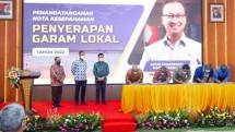 Menperin Agus Gumiwang Kartasasmita saat menyaksikan Penandatanganan Nota Kesepahaman Penyerapan Garam Lokal antara Industri Pengolah Garam dengan Petani/Petambak Garam Tahun 2022