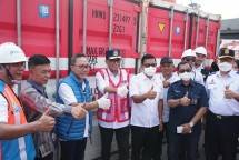 Kepala NFA Arief Prasetyo Adi saat menyaksikan pemberangkatan minyak goreng kemasan rakyat dengan merek MINYAKITA di Tanjung Priok, Jakarta Utara, dengan tujuan Papua dan Nusa Tenggara Timur melalui tol laut, Kamis (11/8). 