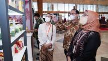 Dirjen IKMA Kemenperin Reni Yanita saat mengunjungi pameran Adirasa Nusantara