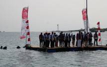 Pengibaran bendera oleh Direktur Utama PT Banten West Java, Poernomo Siswoprasetijo 