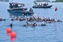 Bersama Prajurut Marinir, Wakasal Kibarkan Bendera Merah Putih Bawah Laut
