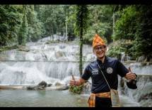 Menparekraf Sandiaga Uno saat visitasi 50 besar desa wisata terbaik Anugerah Desa Wisata Indonesia (ADWI) 2022 di Desa Wisata Air Terjun Moramo, Sumbersari, Sulawesi Tenggara, Jumat (26/8/2022).