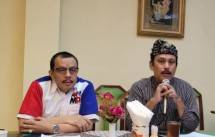 Wartawan Senior Dimas Supriyanto (Pakai Ikat Kepala) 