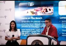 Menparekraf Sandiaga Uno bersama Aktris, Sutradara, Produser, dan penggagas Cinema on The Beach Lola Amaria dalam acara "Weekly Brief With Sandi Uno" di Gedung Sapta Pesona, Jakarta.