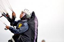 Diah Kristina Rahayu, anggota Pelatnas Paralayang Asian Games 2018, sedang lepas landas pada Ronde III Piala Asia II Lintas Alam Paralayang 2017, di Gunung Mas, Puncak Senin (14/8). (FotoTAGOR SIAGIAN/HUMAS FASI )