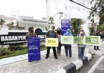 Masyarakat bentangkan poster-poster terkait BPA