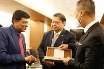 Menko Perekonomian Airlangga Hartarto saat bertemu dengan Menteri Perdagangan dan Industri India Piyush Goyal di Los Amgeles AS, seusai pertemuan IPEF. 