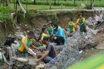 Cegah Banjir dan Longsor, Satgas Yonarmed 1 Kostrad dan Warga Pasang Bronjong di Sungai Waiheru 