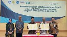 Wakil Rektor Bidang Perencanaan dan Kerjasama UNJ Dr. Totok Bintoro, M.Pd, Group Head Institutional Banking BSI, Idha Triana Widowati, Rektor UNJ Prof. Dr. Komarudin, M.Si, Direktur Retail Banking BSI Ngatari, dan Regional CEO IV Jakarta 1 BSI Deden Durachman saat penandatanganan nota kesepahaman (MoU) antara Universitas Negeri Jakarta dengan Bank Syariah Indonesia