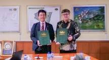 Direktur Utama PT Jababeka Morotai Basuri Tjahja Purnama bersama CEO QDJAPAN CO., Ltd di Board of Directors Room Tadashi Kawamoto seusai menandatangani perjanjian kerja sama