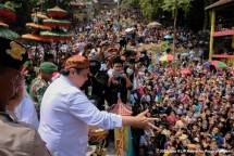 Menteri Koordinator Bidang Perekonomian Airlangga Hartarto yang berkesempatan menghadiri acara puncak Saparan Apem Yaa Qowiyyu serta membagikan apem pertama kepada masyarakat, Jumat (16/09).