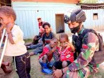 Satgas Yonif Raider 142KJ Tampak Akrab dengan Anak-Anak Papua