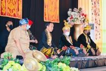 Presiden Jokowi saat penganugerahan gelar kehormatan adat Kesultanan Buton, di Benteng Keraton Kesultanan Buton, Kota Baubau, Provinsi Sulawesi Tenggara, Selasa (27/09/2022). (Foto: BPMI Setpres/Laily Rachev) 